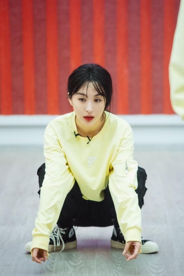 湖南卫视《乘风破浪》训练开启乘风守擂组破浪挑战组谁能拔得头筹