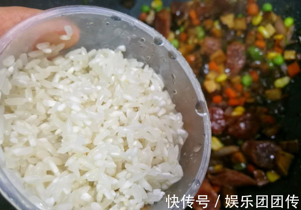饭菜|懒人香菇香肠焖饭,做法简单,饭菜一锅出,省时又省力