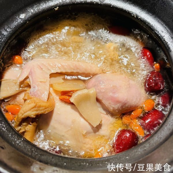 营养汤??菌菇红枣鸡汤这样吃，换个口味换种心情