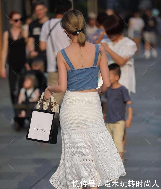 网纱 蓝牛仔背心,搭配白色网纱,变身时尚达人!