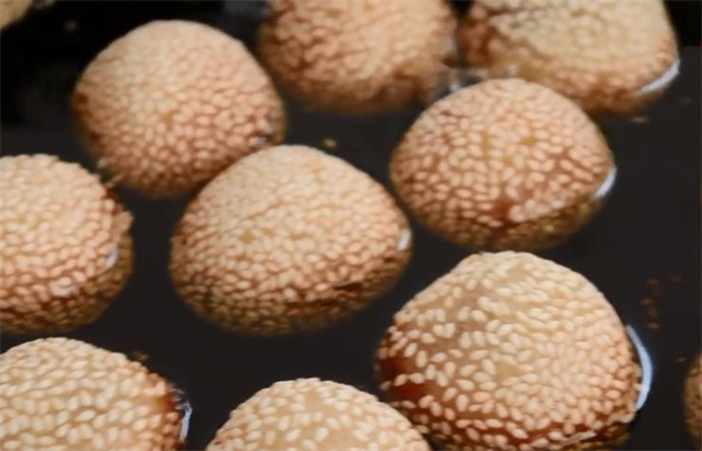 想吃红豆沙麻团不用出去买,详细做法告诉你,学会都可以摆摊了