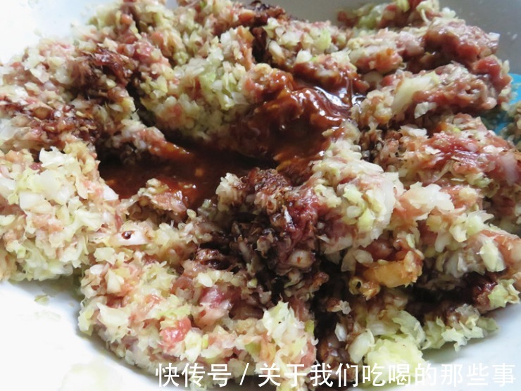 白菜做馅别用盐腌,饺子馆老板教你1招,不出水还鲜香,鲜嫩多汁