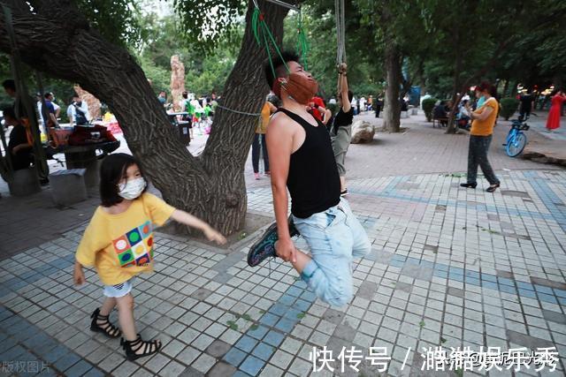 低头族|沈阳1棵大树上“吊满”许多大爷,知情人说这有名堂,看是啥