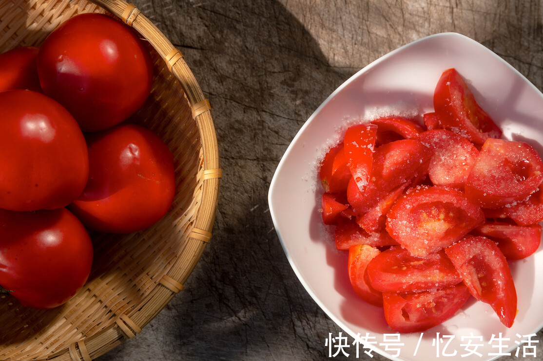 凉拌菜|夏天凉拌西红柿，别只会放糖，大厨教你多加1样，更香甜更多汁