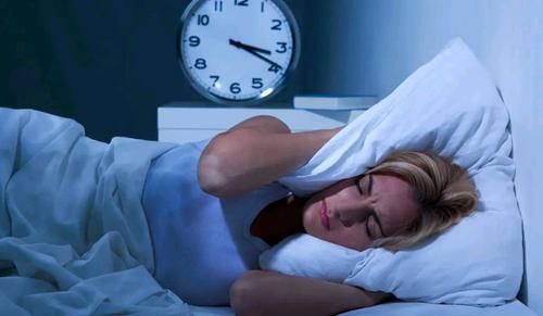 睡眠|晚上总睡不着怎么办？睡前少做3事，1种果仁泡水喝，帮助缓解失眠