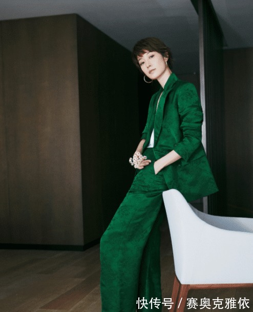 马伊琍|马伊琍真是中年女性穿搭典范,一袭黑色连衣裙成熟优雅,端庄稳重