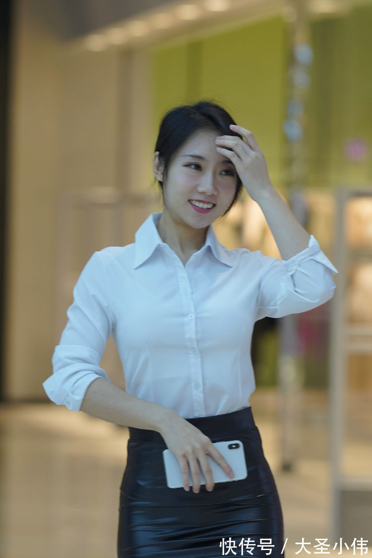 淑女|美女街拍:修身的连衣裙加上纯粉的颜色,看着淑女气质满满的