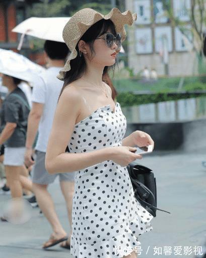 波点|小姐姐穿着白色波点裙,搭配遮阳帽,很有夏日风情