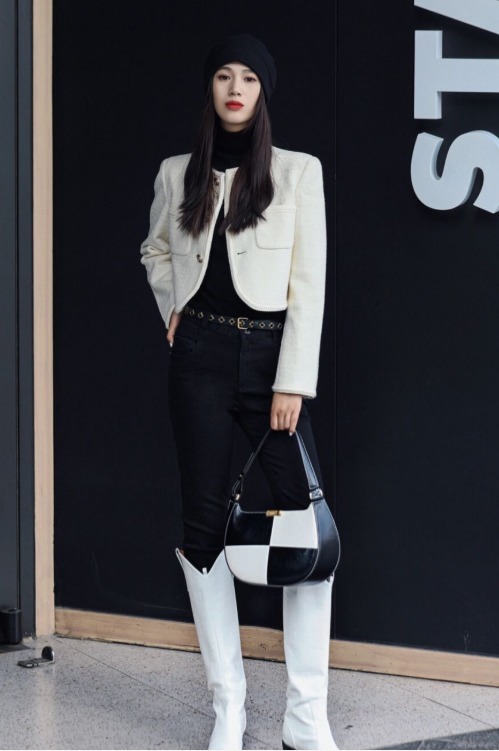 搭配|入冬之后可以穿,黑色高领毛衣搭配牛仔裤,穿出大长腿和小蛮好