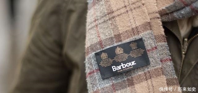 没有围巾,大衣就失去了灵魂?教你你一些黑色大衣搭配围巾的技巧