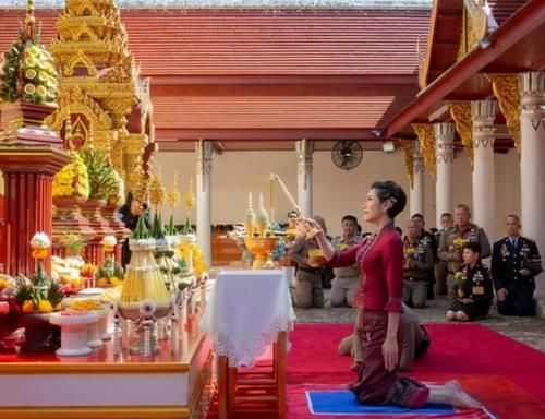 诗妮娜贵妃美绝了!伊人红妆好有女人味,42岁苏提达黯然失色