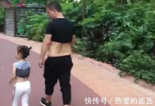 萌娃|“随性奶爸”带娃火了,萌娃跟在后面“捞衣服”的动作神同步