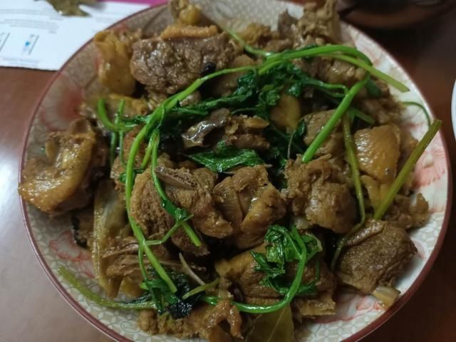 带男友回家，爸爸顶着高温用柴火烧菜，吃完饭后男友留下2千元