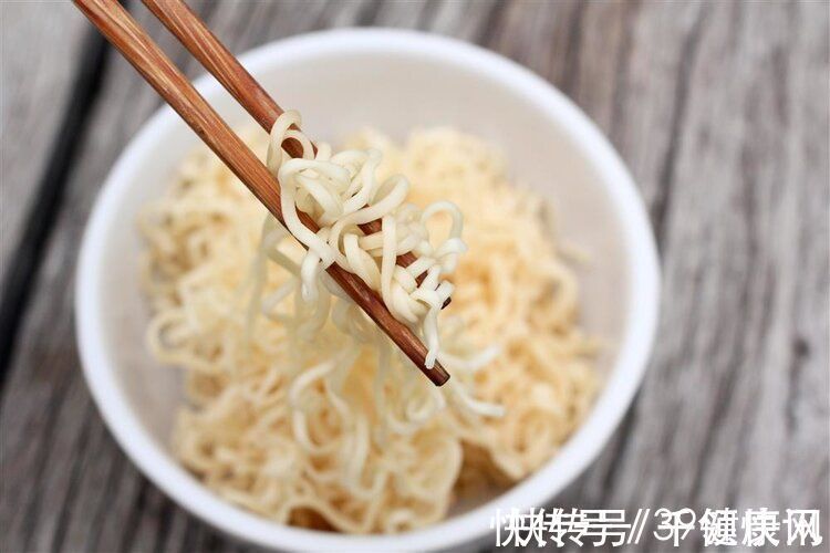 丙烯酰胺|方便面吃多了会致癌?世卫组织:真正致癌的食物是6种,尽量少碰