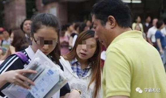 如今|她高考忘涂答题卡，给监考老师下跪乞求机会，女孩如今怎样了？