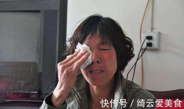 疲惫|月子里每天都是“剩菜”,宝妈怒掀饭桌,丈夫反手给妻子一巴掌