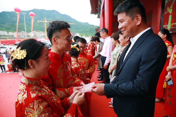 集体婚礼|百位新人办集体婚礼 践行婚俗新风