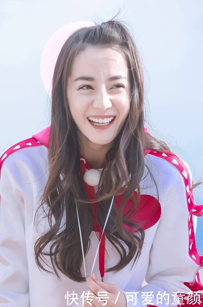 再次翻到迪丽热巴在《跑男》中的桃花妆,花钿妆直接笑喷了!救命