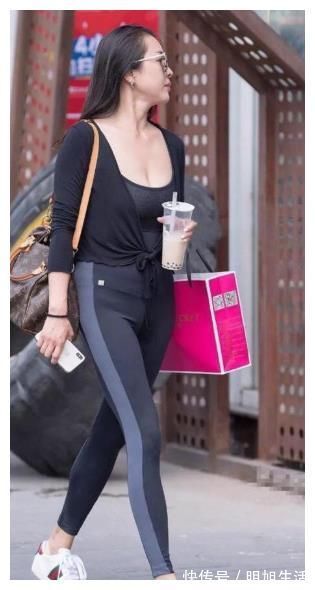 小衫|黑色针织衫搭配紧身打底裤,干练优雅,即可萌又可攻