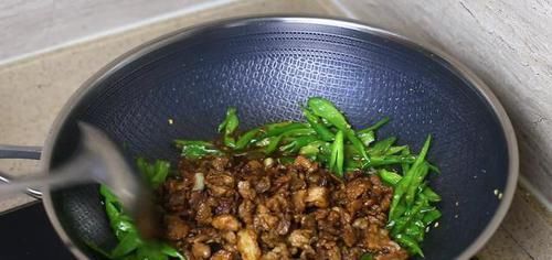  难怪饭店做的辣椒炒肉那么好吃，原来大厨都是这样炒的，先收藏了