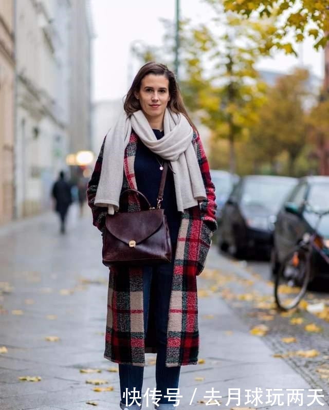 飙升|女人秋冬穿大衣时,建议这样“系围巾”,能让你时髦感飙升