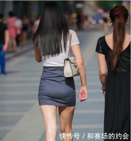 包臀裙|简单的白色上衣配着一条深灰色的短裙,时尚简约,完美身材