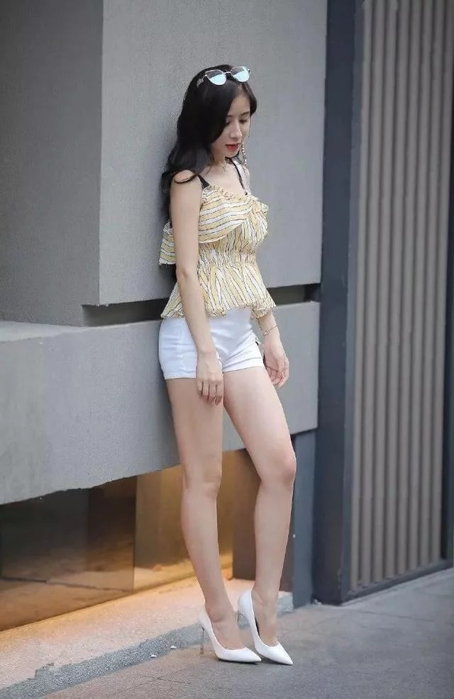 街拍：小姐姐身穿一字肩配短裙，脚踩尖头的高跟鞋，凸显出优雅的气息