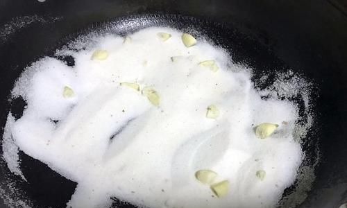 花生米不要油炸了,加1头大蒜,比水煮简单,比油炸的还好吃