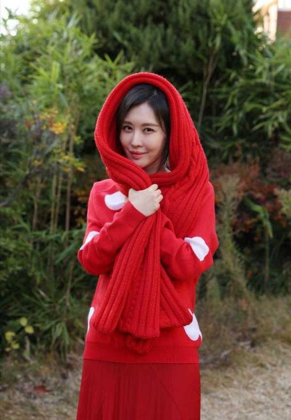 王石39岁娇妻太会穿，红色波点毛衣配半身裙清纯减龄，让人心动