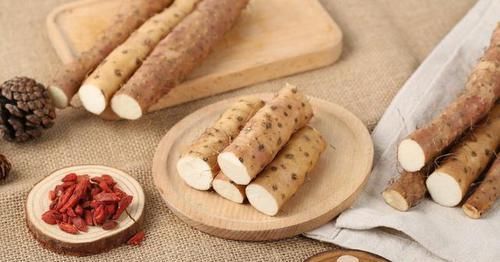  枸杞和黄芪|枸杞和它是“天生一对”，泡水可劲喝，祛湿排毒，肝肾会感谢你