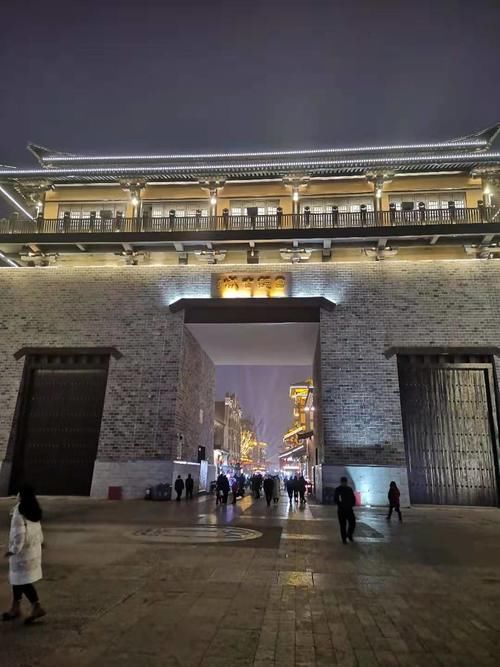 中年|夜游河南许昌曹魏古城步行街：建筑风格很三国，一楼一景美食多