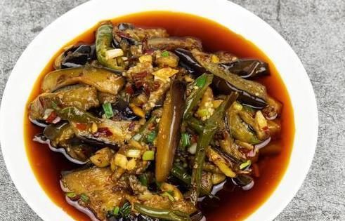 原来炒茄子不能先放油，酒店大厨教你正确操作，不吸油不发黑