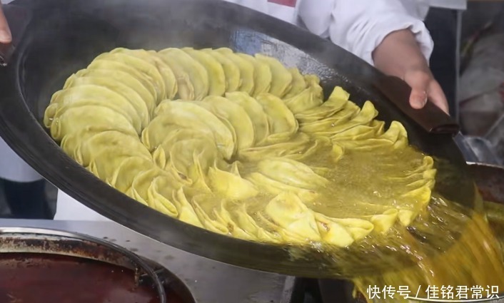 最费油|南京最费油网红小吃,一锅牛肉锅贴要用一锅油,咬一口汁水四溢!
