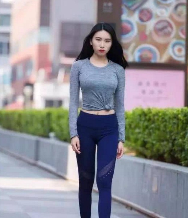 婀娜|街拍婀娜有型的紧身打底裤美女,性感时尚,打造自己不同的一面