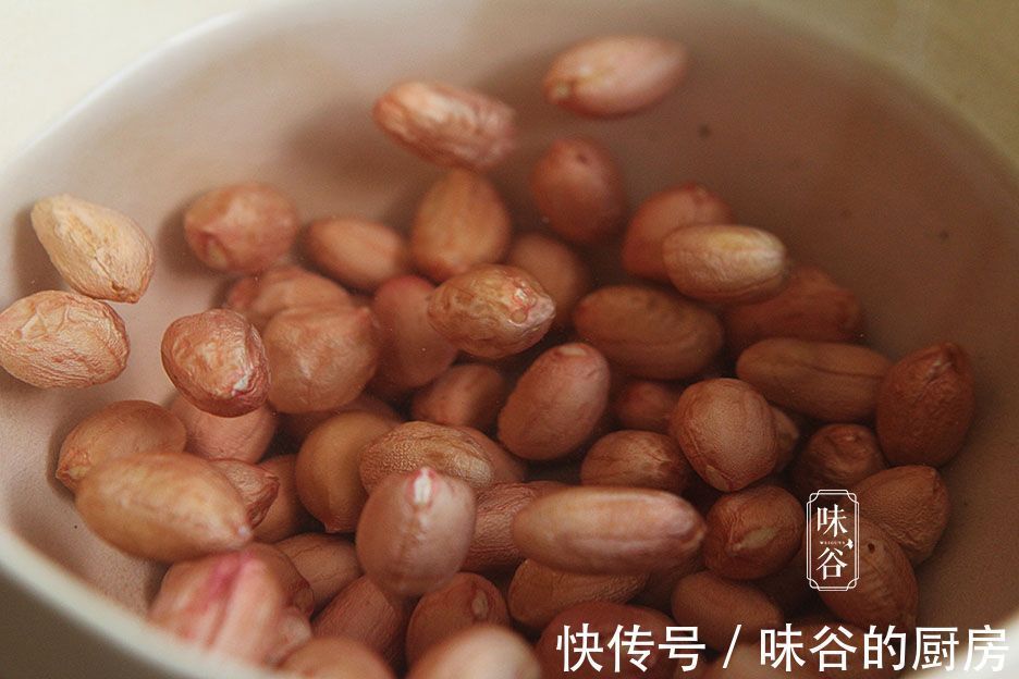 猪身上最美味的部位,和花生一起焖,鲜香营养,女人下饭男人下酒