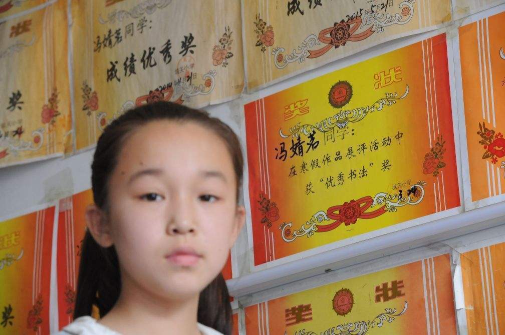 孩子|孩子领回一张奖状，看清上面字后，宝妈怒了：这不是坑娃不识字吗