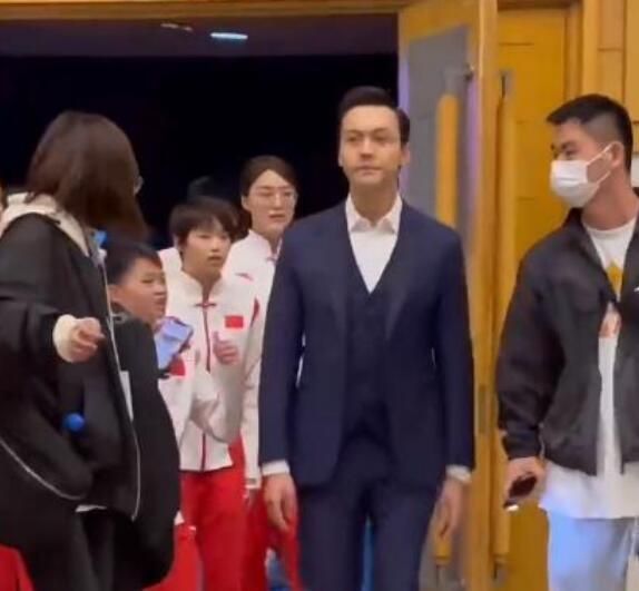 太可爱！全红婵与陈伟霆热聊不小心脱离队伍，尴尬回归逗翻陈芋汐