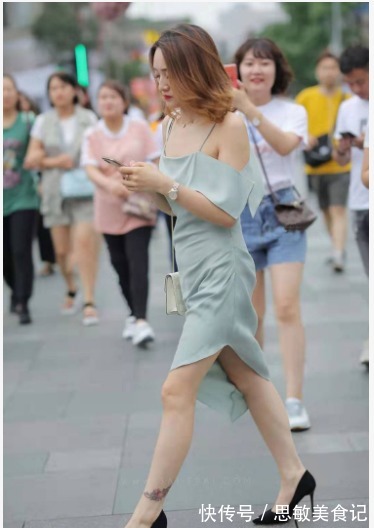 搭配|浅蓝色吊带连衣裙搭配黑色高跟鞋,清新迷人,时髦靓丽