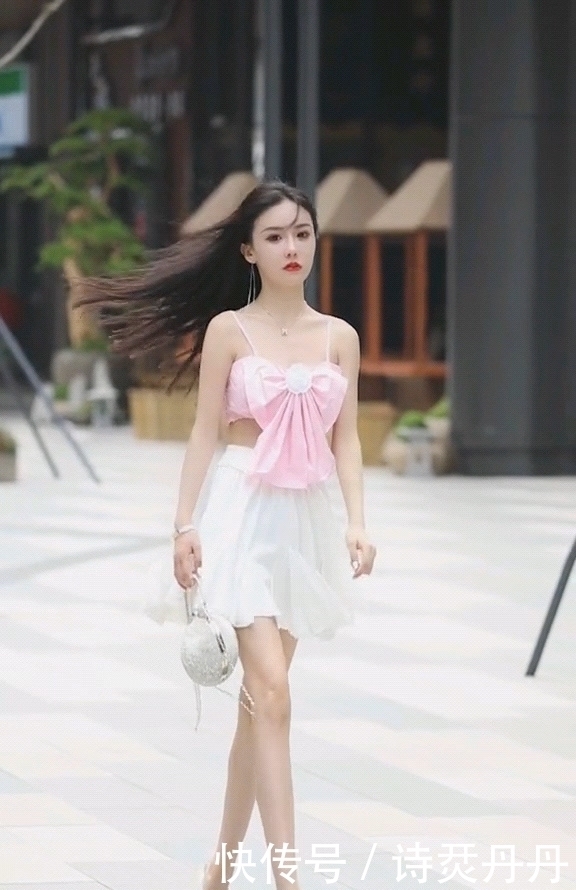 甜美|街拍:粉红蝴蝶结甜心公主,少女气质尽显,可爱穿搭超甜美