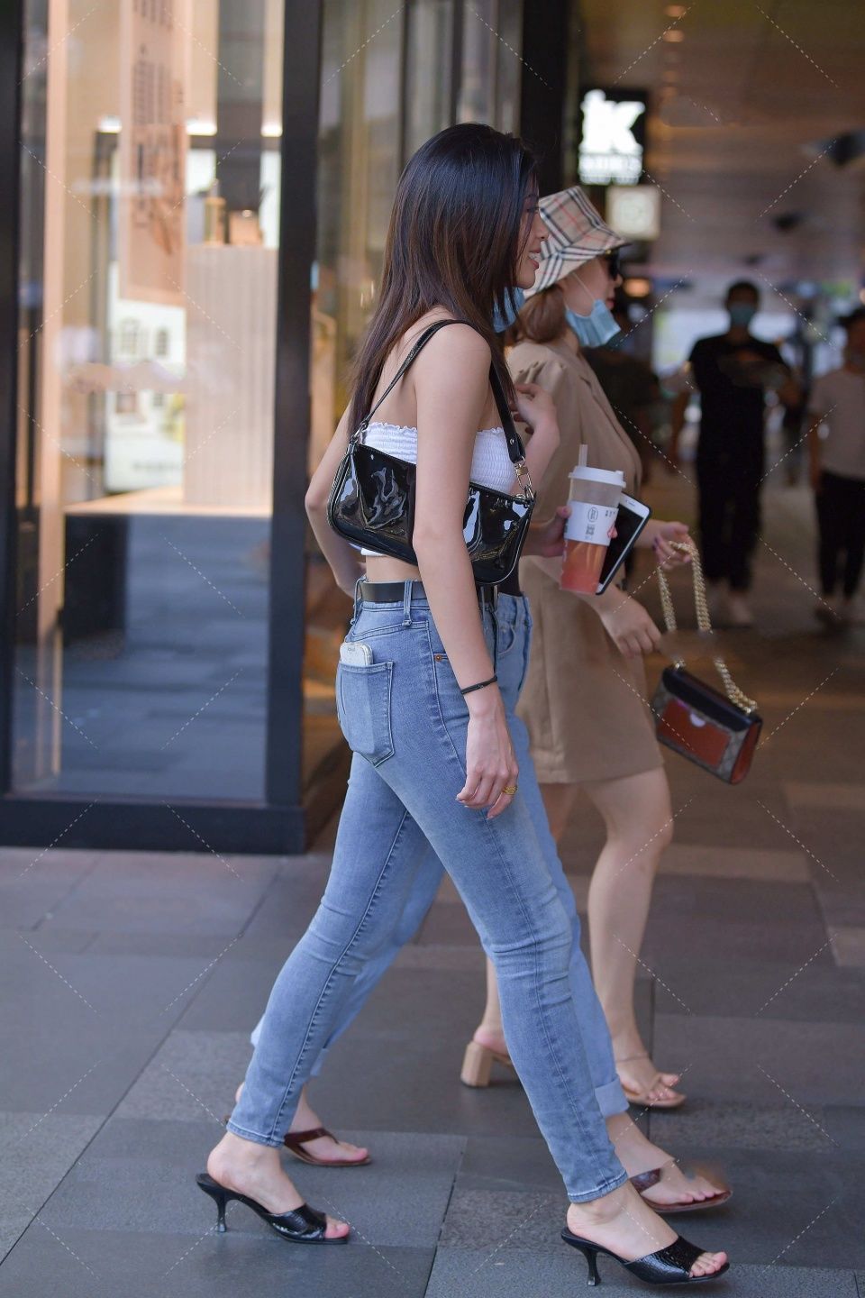 白色无袖背心搭配一条牛仔裤，轻欧美妆容显气质，高级又时尚