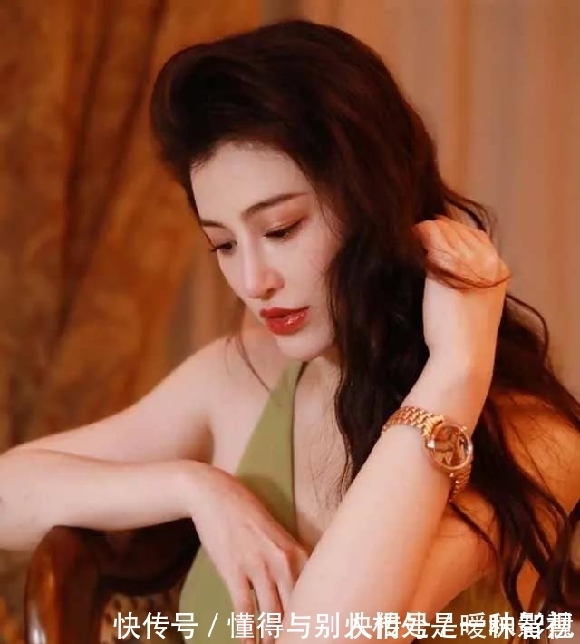玲珑|刘翔前妻晒美照，绿色连衣裙穿出高级感，玲珑身材太撩人了