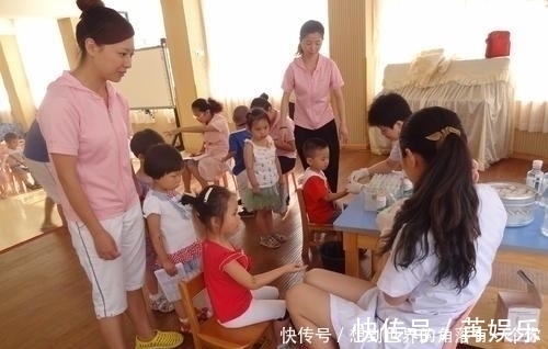 吵架|4岁女孩在幼儿园住了3天没人来接,打开孩子书包后,老师红了眼眶