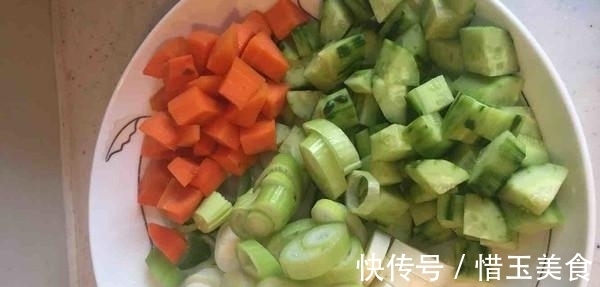 特色美食宫保鸡丁，香辣而味浓，堪称川菜中的经典之作