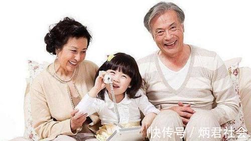 老人|为什么奶奶越来越遭嫌弃,姥姥却成为带娃主力军?理由其实很现实