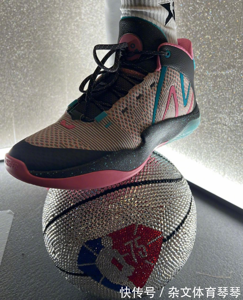 阿迪 东方力量闪耀全明星!老詹换了三双鞋,阿迪太惨,UA是最大赢家?