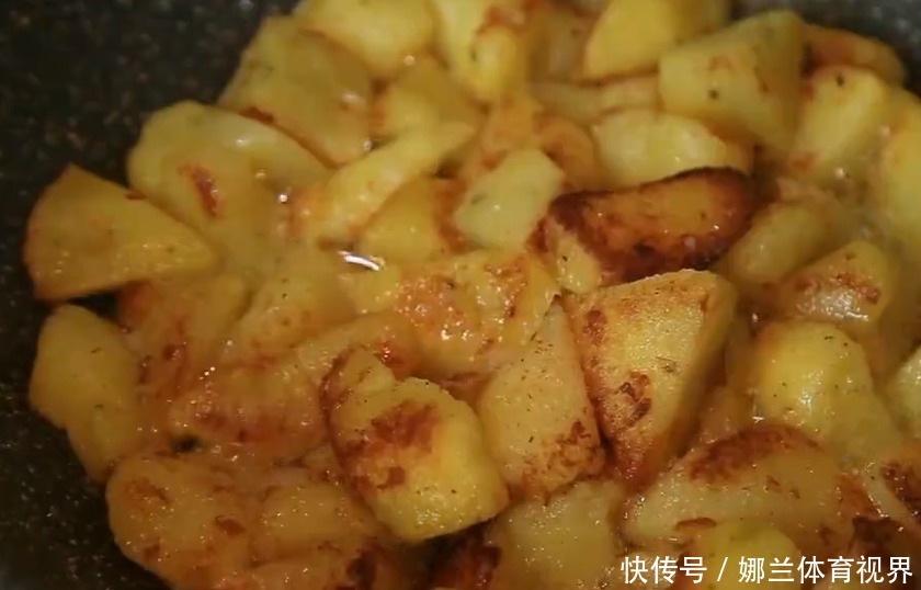 美味|2个大土豆简单一做,香辣美味,外酥里嫩,一口一块停不下来