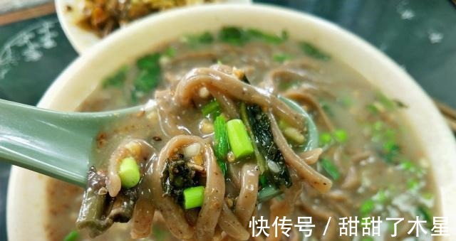 芝麻叶|第一次看到吃面条还要排队的,口感吃起来有点小筋道,吃不够!