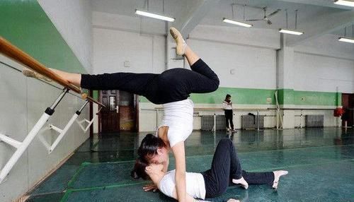 家长|6岁女孩自学舞蹈,当做到这个动作时,宝妈红着脸制止了孩子