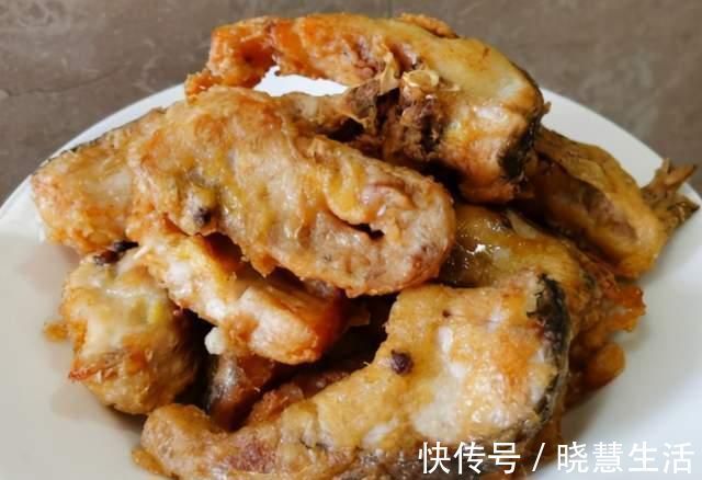 炸鱼时，蘸面粉还是裹蛋液？大厨：都不对，教你正确做法，香酥脆