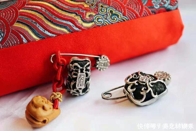 秋冬一款胸针胜过10件大牌珠宝,get胸针的佩戴方式!